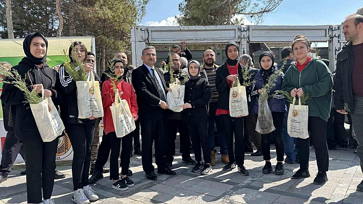 Elazığlılara Ücretsiz Fidan Dağıtıldı