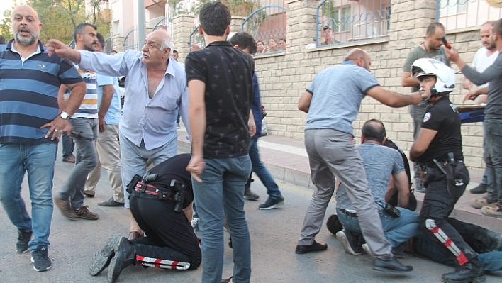 Şüpheli araçtaki şahıslar kavga çıkardı, 1 polis yaralandı