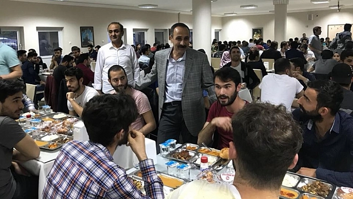 Rektör'den Öğrencilere İftar Yemeği