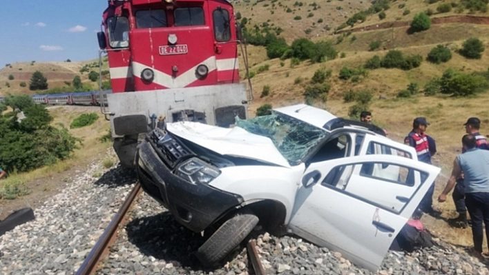 Yolcu Treni Araca Çarptı! Ölü ve Ağır Yaralılar Var