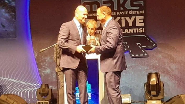 İçişleri Bakanı Soylu'dan Vali Kaldırım'a Plaket
