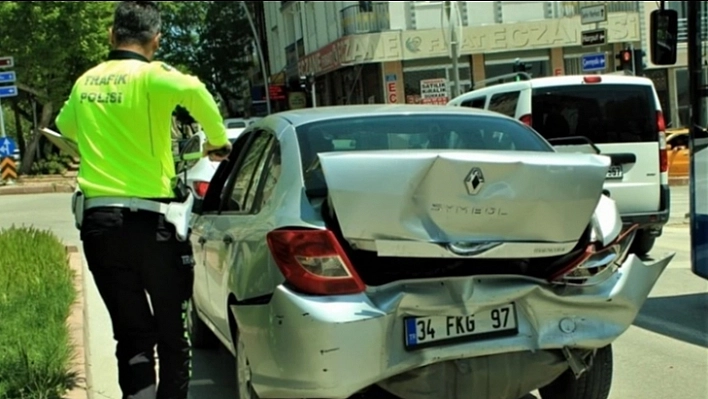 Elazığ'da Trafik Kazası: 2 Yaralı