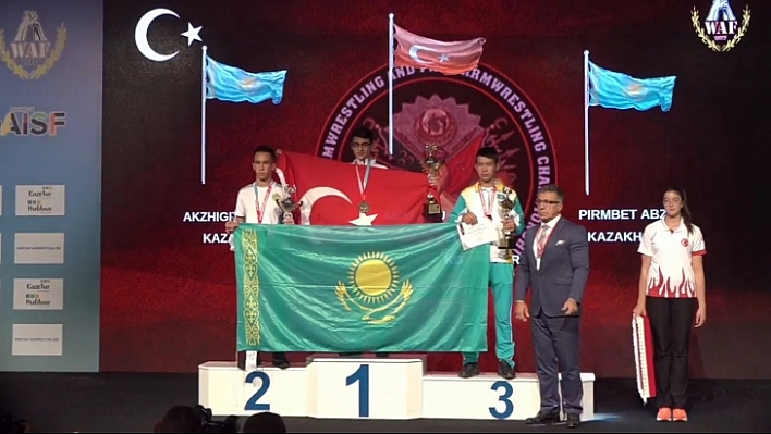 Bilek Güreşinde Dünya Birincisi Oldu