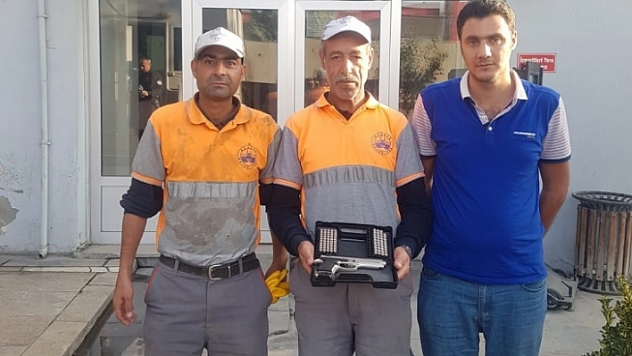 Çantanın içinde tabance ve mermiler çıktı