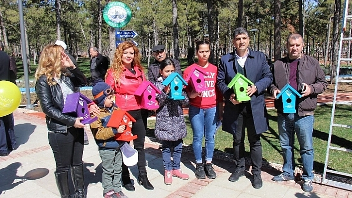 Kuş Evlerini Engelliler Yaptı, Çocuklar Astı
