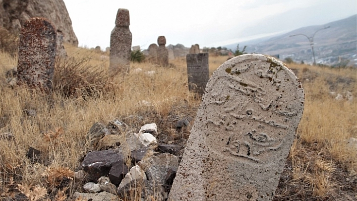 Mezar Taşları Her Şeyi İspatlıyor