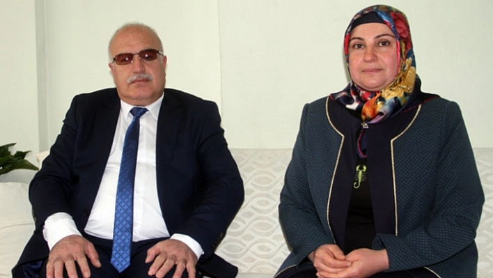 Karı, Koca Muhtar Oldu