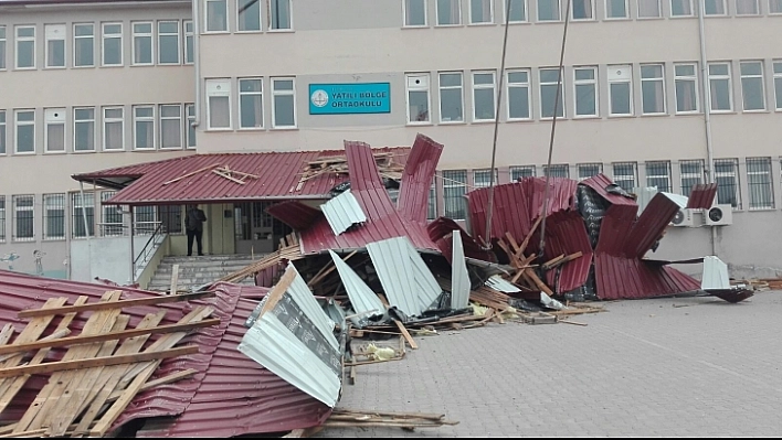 Palu'da Fırtına Çatıları Uçurdu