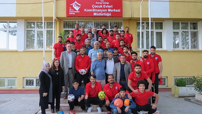 Futbolcular Kimsesiz Çocukları Mutlu Etti