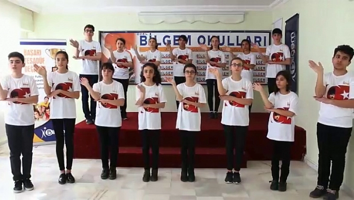 İstiklal Marşını İşaret Diliyle Okudular