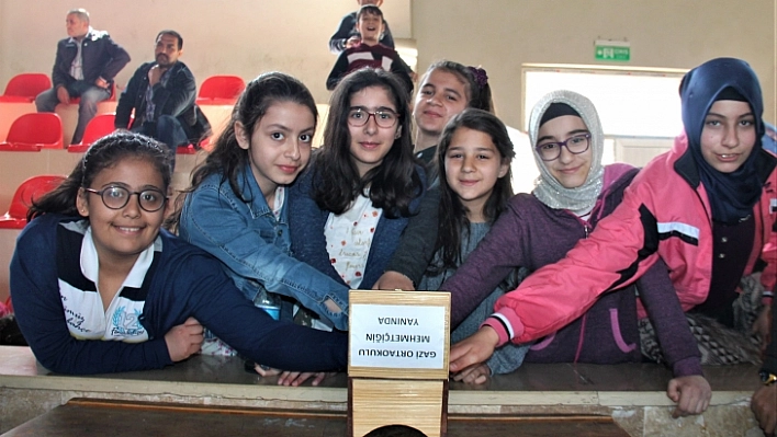 Öğrenciler Harçlıklarını Mehmetçiğe Bağışladı