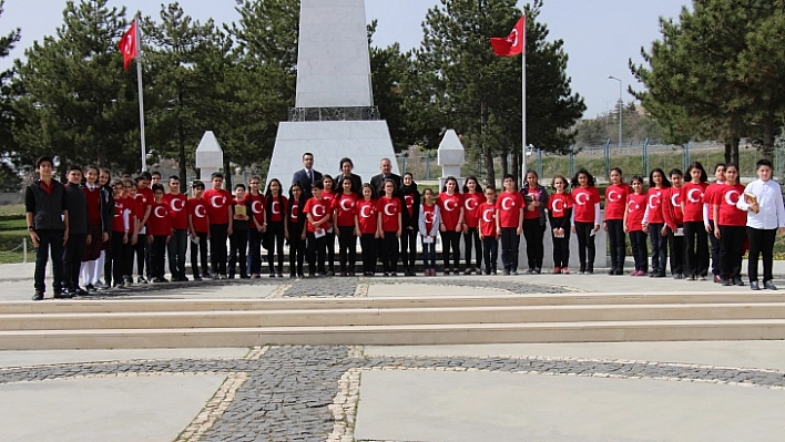 Önce Şehitliği Sonra Şehit Eşini Ziyaret Ettiler