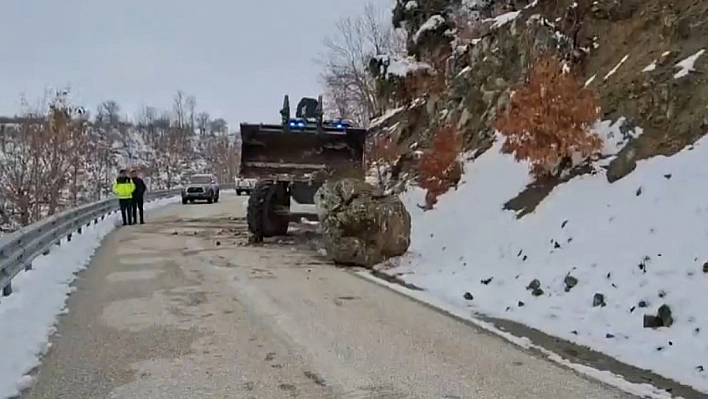 Yola Düşen Kaya Kaldırıldı