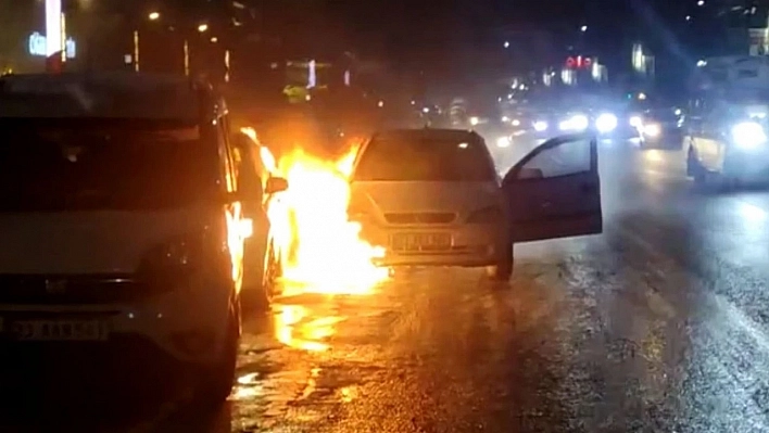 İki Araç Alev Alev Yandı