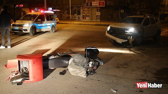 İki Araç Kaza Yaptı, Biri Savrulup Motosikletli Kuryeye Çarptı