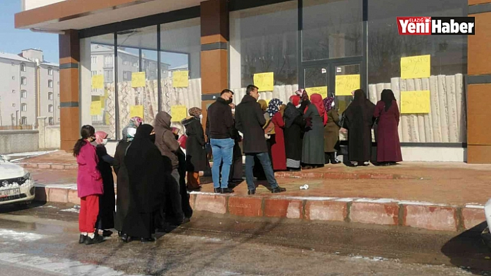 İş yeri halılarda indirme gitti, vatandaşlar eksi 4 derecede mağazaya akın etti