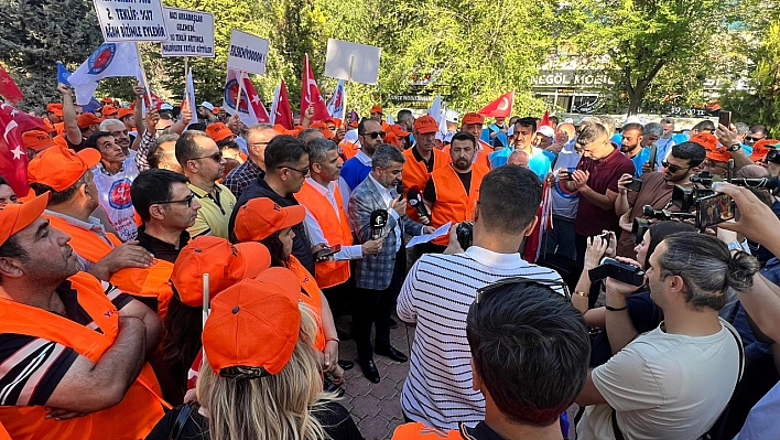 İşçiler, AK Parti Binası Önünde Toplandı