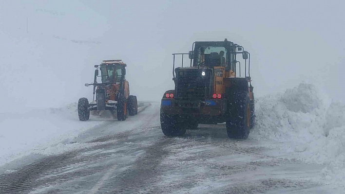 Karabet Geçidi'nde kar temizleme çalışması devam ediyor