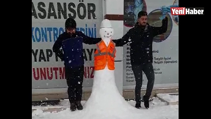 Kardan adamı giydirip birlikte halay çektiler