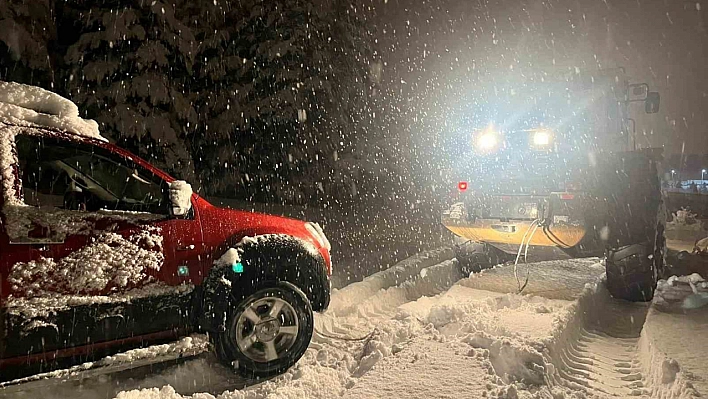 Kars'ta yolda mahsur kalan aracın yardımına özel idare ekipleri yetişti