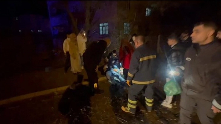 Otomobil Ağaca Çarptı