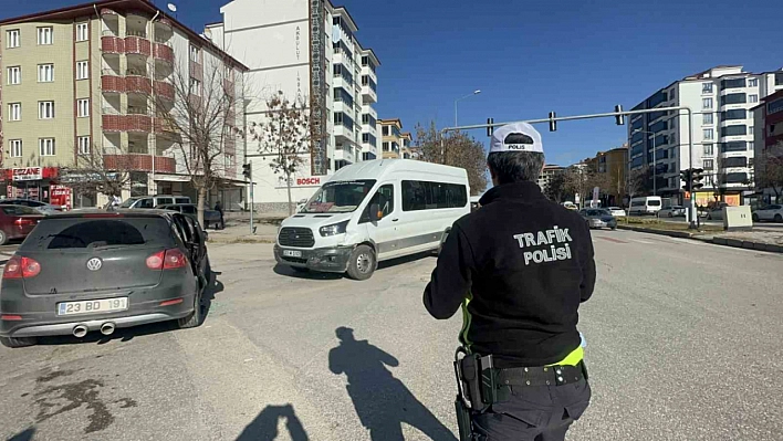 Minibüs ile Otomobil Çarpıştı!