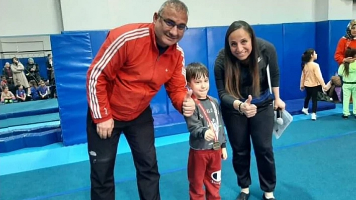 Minik Cimnastikçiler Minderde!