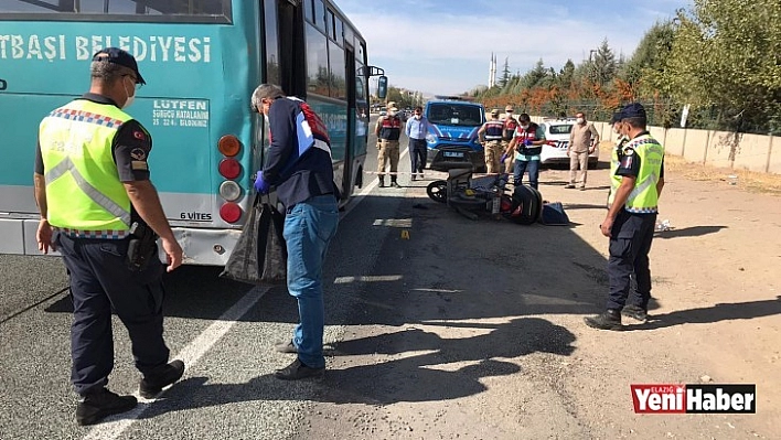 Motosiklet, Otobüse Çarptı: 1 Ağır Yaralı!