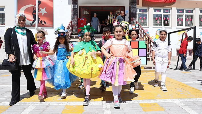 Öğrencilerden 'Sıfır Atık' Defilesi