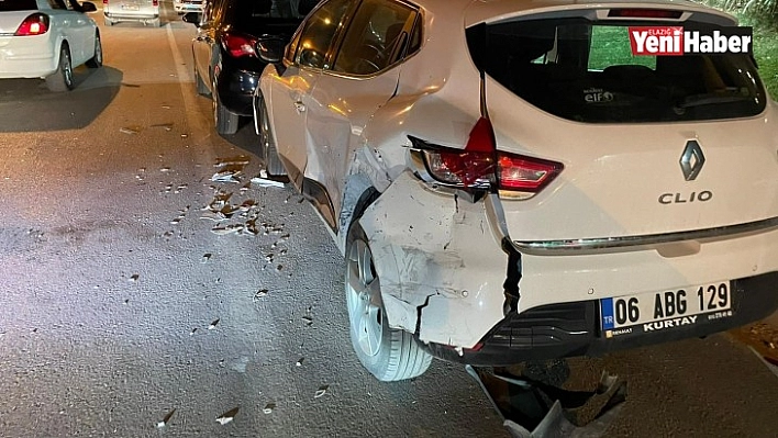 Önce birbirlerine ardından park halindeki araçlara çarptılar:  1 yaralı
