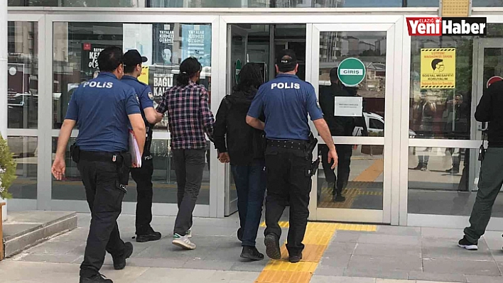 Otomobil çalan hırsızlar, kendilerini görüntüleyen gazetecileri tehdit etti