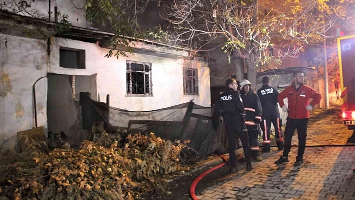 Tek Katlı Ev Yangında Kül Oldu