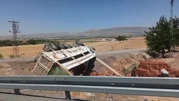 Tuğla Yüklü Kamyon Devrildi