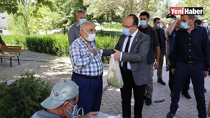 Vali Yırık'tan Vatandaşlara Meyve İkramı