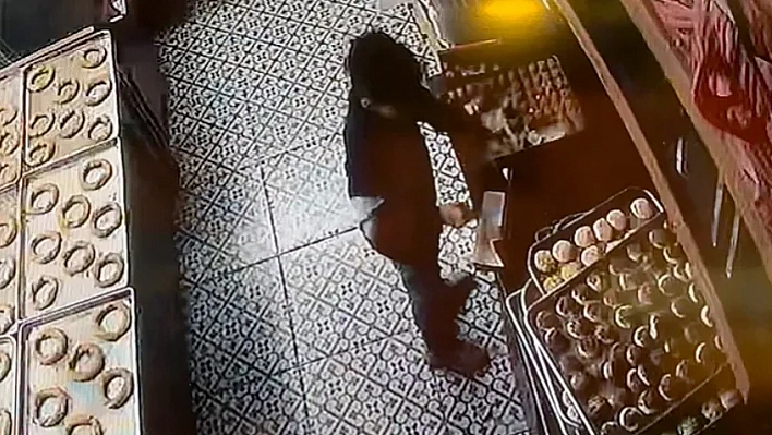 Yaşından Büyük Suç Kaydı Var!