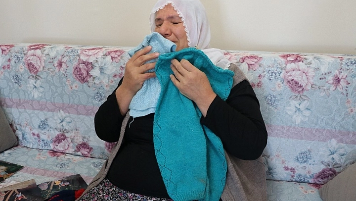 (Özel Haber) 27 senedir her gün çocuğunun elbiselerini koklayarak ağlıyor 