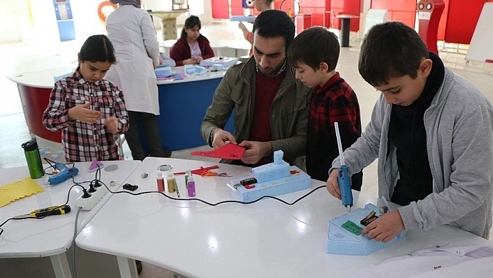 Öğrenciler, tatilde bilimsel atölye çalışmalarına katılıyor 