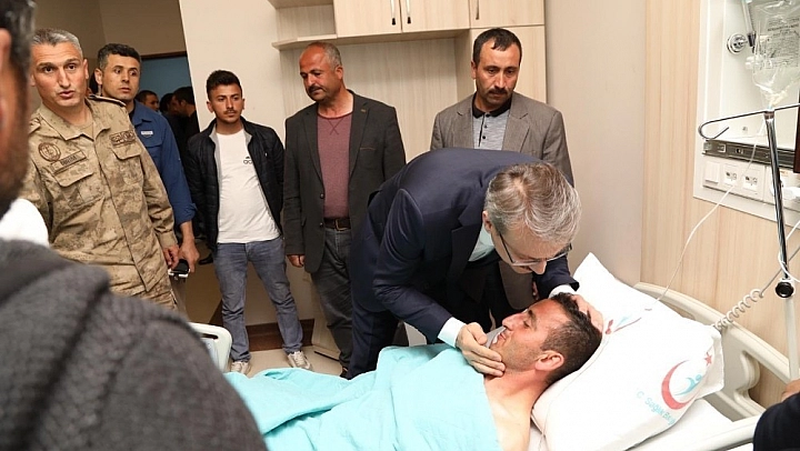Vali Ekinci, yaralı askerleri ziyaret etti 