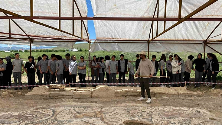 Öğrenciler Tarihi Mozaiği İnceledi