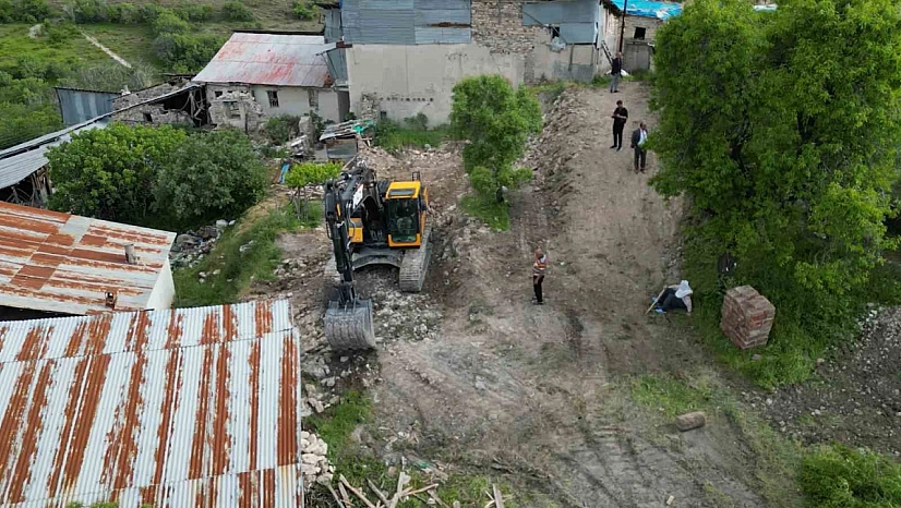 Ağır Hasarlı Yapılar Yıkılıyor