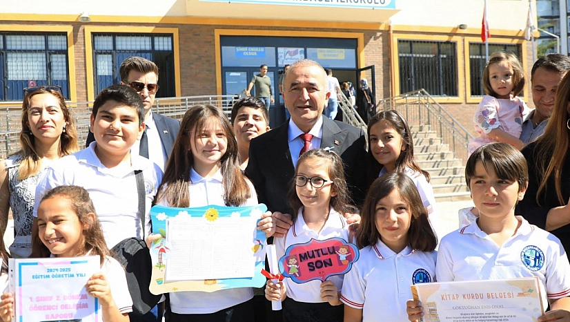 Elazığ'da Öğrenciler Karnelerini Aldı