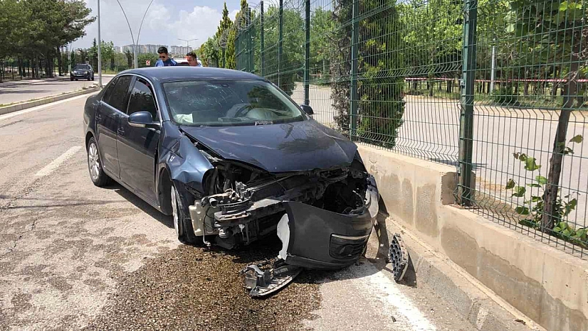 Otomobil Duvara Çarptı