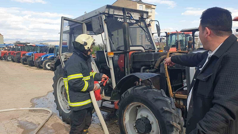 Kovancılar'da seyir halindeki traktör alev aldı