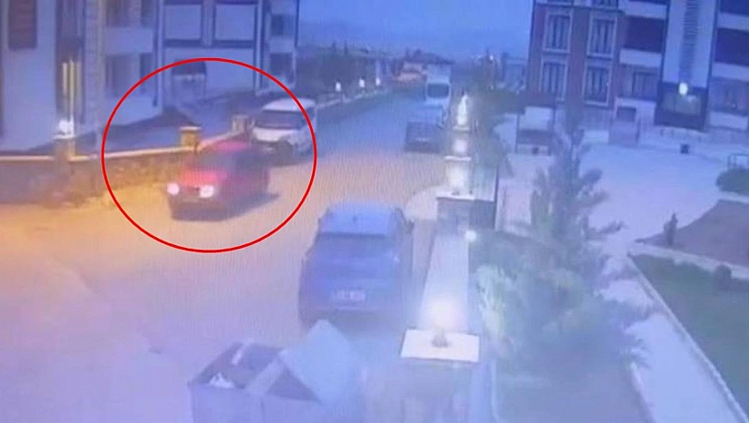Park Halindeki Araca Çarpıp Kaçtı