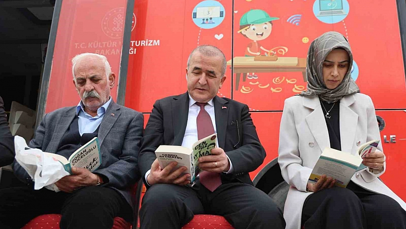Vali Hatipoğlu'ndan Kitap Hediyesi