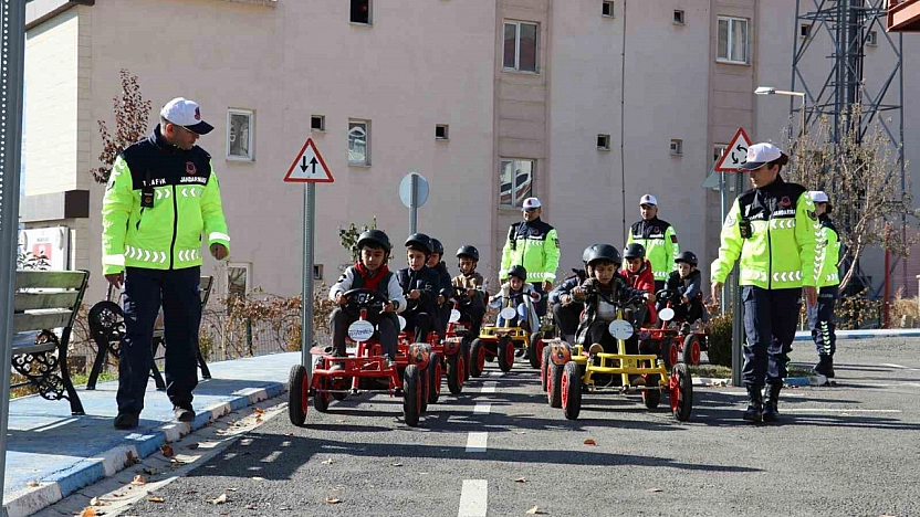 Geleceğin sürücüleri trafik parkurunda