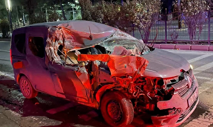 Elazığ'da hafif ticari araç, temizlik aracına çarptı: 1 yaralı