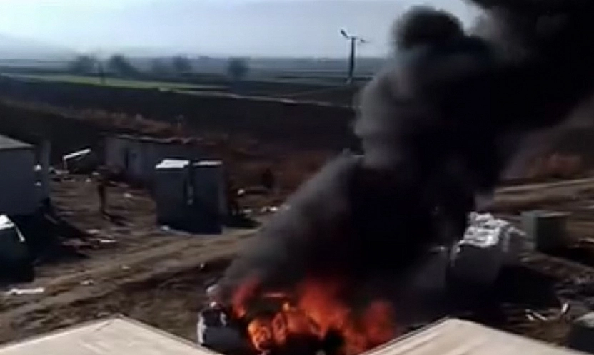 Elazığ'da park halindeki araç alev alev yandı