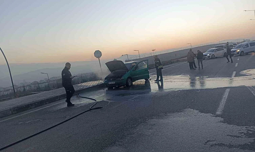 Elazığ'da seyir halindeki araç alev aldı