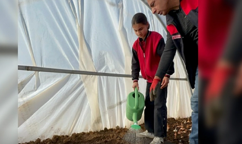 Minik Eller Toprakla Buluştu